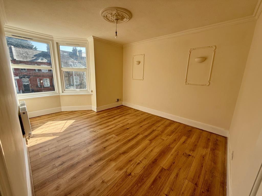 Lot: 8 - WELL PRESENTED TWO-BEDROOM FLAT - Living room